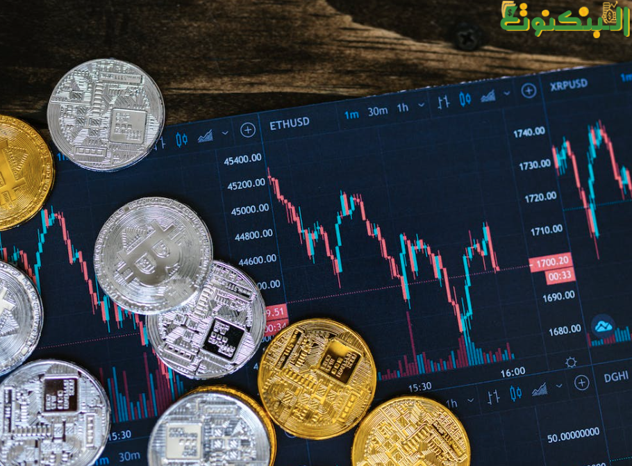 الاستثمار في الأسهم أو العملات الرقمية